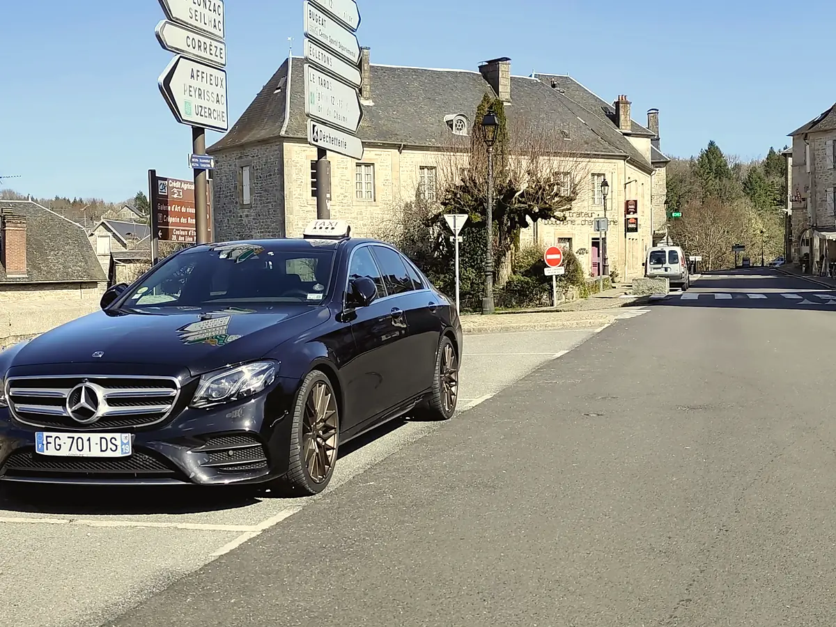 La berline A.C.T TAXI, équipée de son lumineux, dans un village de Corrèze