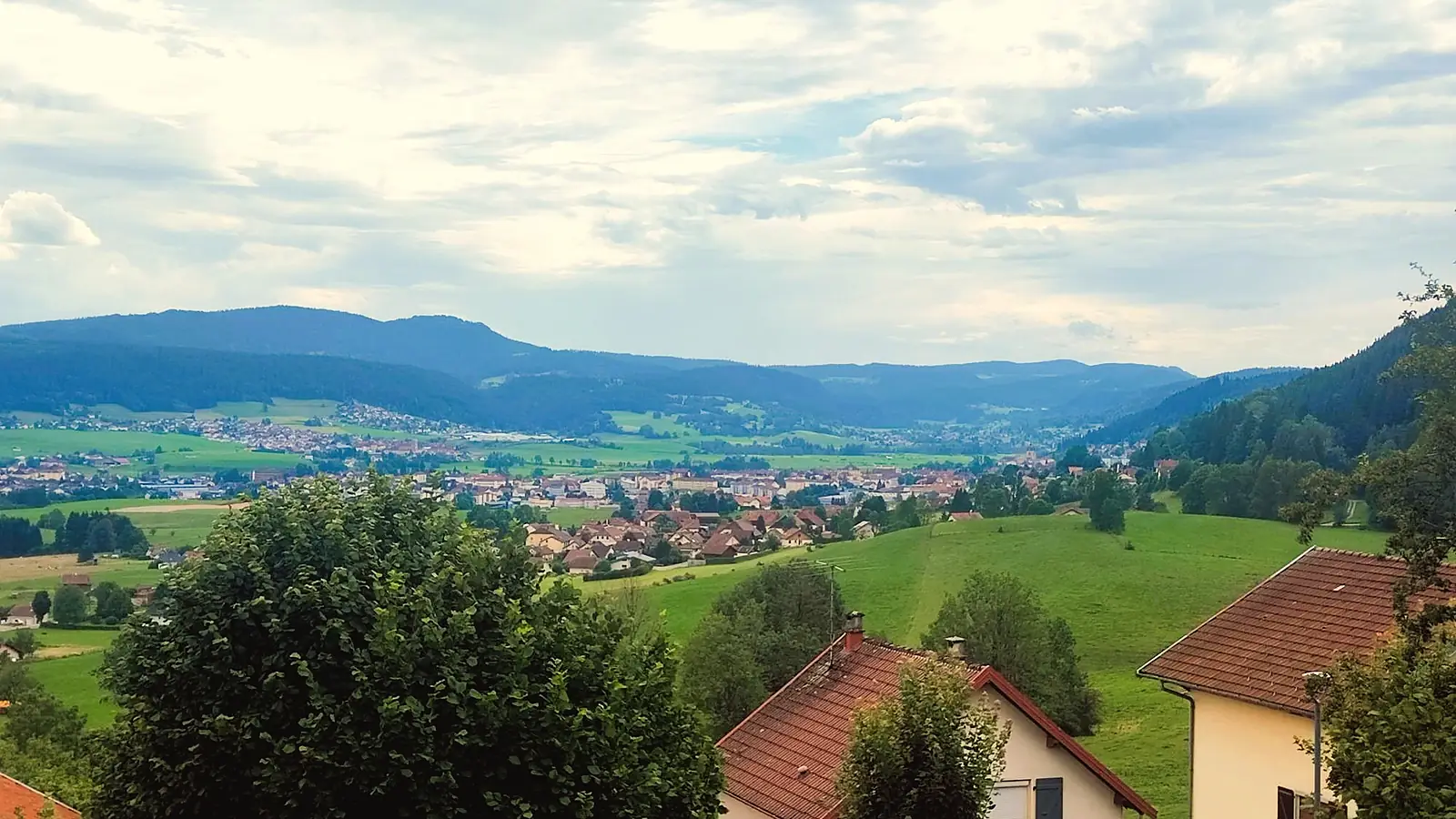 Vue sur une vallée et ses villages