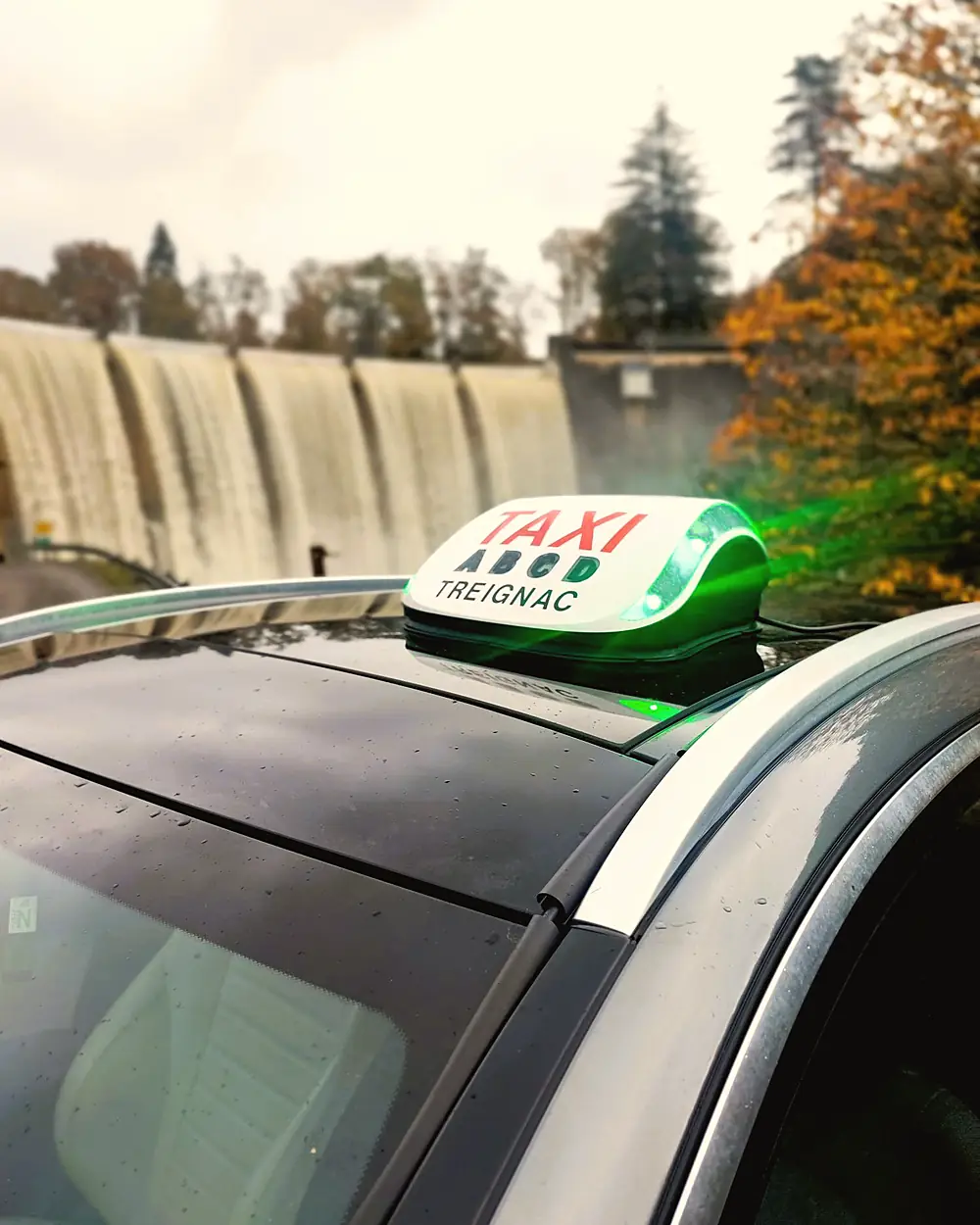 Le lumineux « Taxi Treignac » allumé